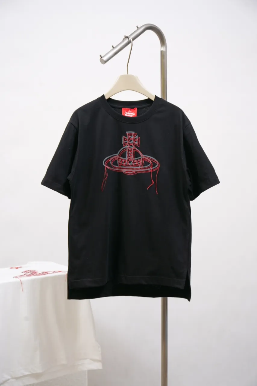 vivienne Westwood Queen Mother's new 2025 spring and summer Japanese limited-edition tassel embroidered short-sleeved T-shirt. The appearance of the appearance reveals the uninhibited image and high street trends. It has a loose and casual style, a short front and long back design, a small slit on the hem on both sides, and the iconic Saturn shape on the chest. The cross crown ball is added with a very futuristic satellite ring, just like Saturn, which collides with the prominent colors of the clothes. The non-overlapping Saturn pattern is outlined with red embroidery, which is visually dazzling. It also has a few tassels to complete the unconventional personality. 240g 32 count high-density double yarn cotton, comfortable and breathable fabric Size: XS-L Color: white, black